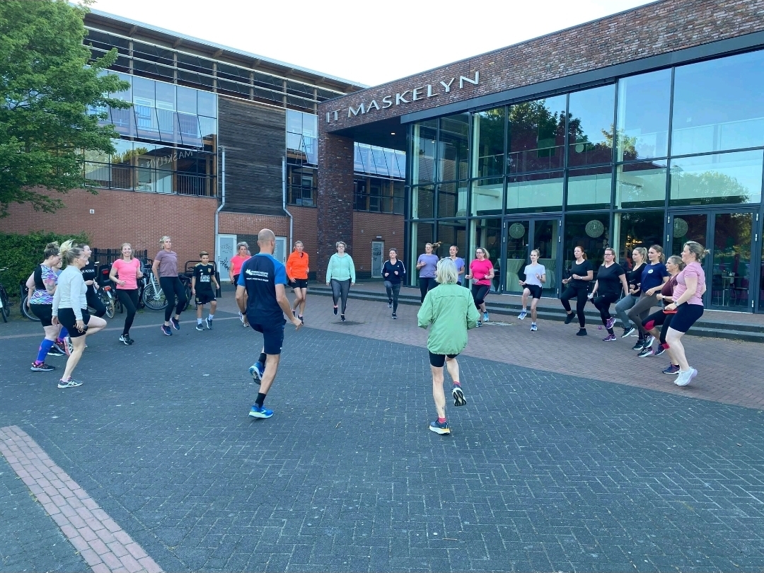 Gert-Jan Bakker begeleidt een team tijdens een looptraining van Goedlopende Bedrijven